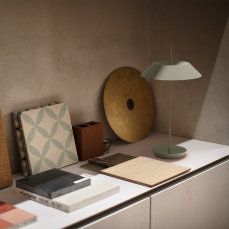 Vibia Mayfair Mini lampa stołowa LED z akumulatorem średnica 20 cm wys. 38 cm zielony leśny