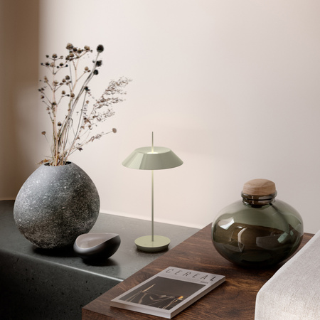 Vibia Mayfair Mini lampa stołowa LED z akumulatorem średnica 20 cm wys. 38 cm zielony leśny