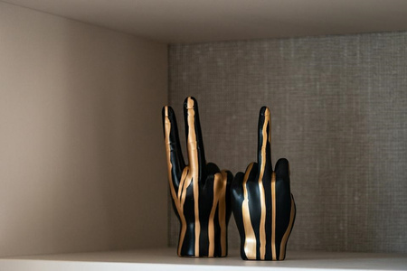 RICHMOND dekoracja HAND PEACE             czarno-złota